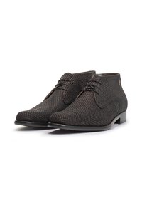 Zapatos de cuero marrón con textura y un distintivo patrón de piel de serpiente, con un diseño de cordones y una forma de punta ligeramente cónica.
