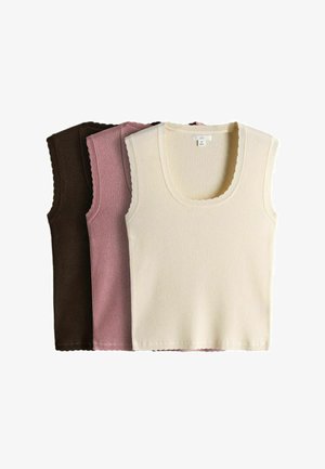 Trei topuri tricotate fără mâneci cu model nervurat, în crem, roz prăfuit și maro închis, suprapuse, cu margini ondulate și decolteuri rotunde.