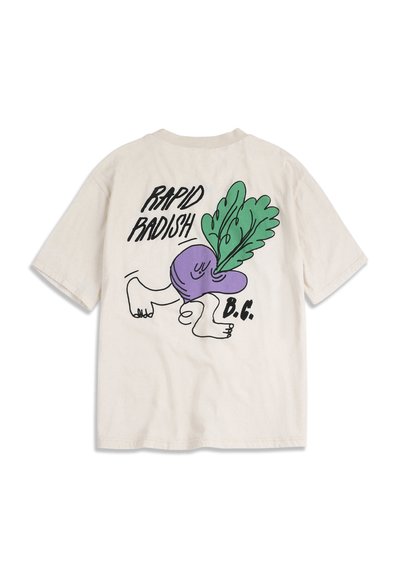 Off-white T-shirt med en tegneserie radisefigur og grønne blade, tekst "RAPID RADISH" og "B.C." på ryggen.