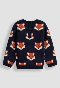 Granatowy sweter dzianinowy z powtarzającym się wzorem pomarańczowych i białych twarzy lisa, z guzikowym zapięciem na przednim dekolcie.