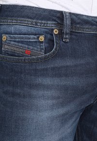 Mörkblå denimjeans med en klassisk femficksdesign. Noterbar guldfärgad hårdvara och en lapplogo på bakfickan.