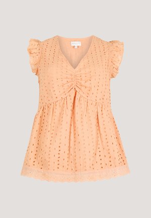 Blusa di colore pesca con design a occhio di pernice, maniche corte a volant, scollatura a V e dettaglio anteriore arricciato. L'orlo scalloppato aggiunge texture.