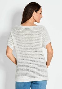 Witte gebreide trui met een brede halslijn, korte mouwen en horizontale strepen. Lichtgewicht, textuurstof met een losse, ontspannen pasvorm.