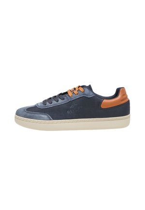 Sneaker blu navy e grigia con suola beige, toppa arancione sul tallone e lacci non abbinati in nero e arancione, logo "Replay" sul lato.