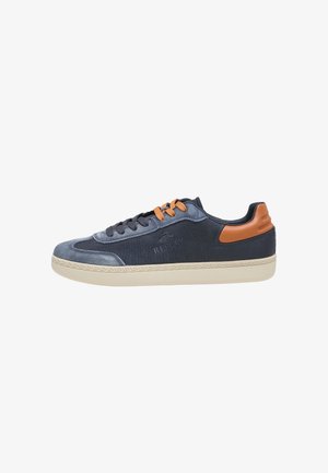 Sneaker blu navy e grigia con suola beige, toppa arancione sul tallone e lacci non abbinati in nero e arancione, logo "Replay" sul lato.