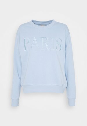 Vaaleansininen pitkähihainen pusero, jossa on pyöreä pääntie ja suuriin isoihin kirjaimiin kirjailtu "PARIS" rinnassa.