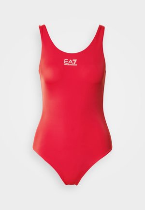 Maillot de bain une pièce rouge en tissu lisse ; présente un col en U et un détail de logo à l'avant. Texture douce avec une silhouette ajustée.