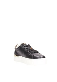Zapatillas de cuero negro con suela de plataforma blanca, con cordones negros y un acento de estampado de leopardo en el talón. Textura suave y diseño elegante.