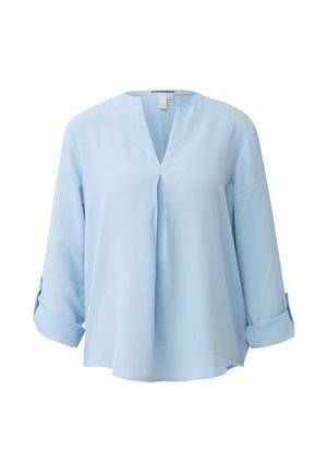 Hellblaue langärmlige Bluse mit umgeschlagenen Manschetten und V-Ausschnitt mit einer kleinen vorderen Falte, dargestellt vor weißem Hintergrund.