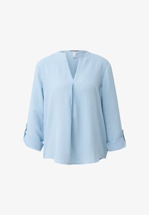 Hellblaue langärmlige Bluse mit umgeschlagenen Manschetten und V-Ausschnitt mit einer kleinen vorderen Falte, dargestellt vor weißem Hintergrund.