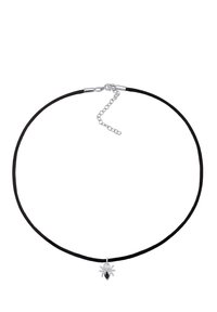 Collana choker in corda nera con un ciondolo a forma di ragno in argento, dotato di un corpo in pietra nera. Chiusura regolabile con una piccola catena di estensione.