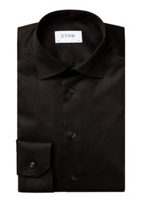 Svart skjorte laget av glatt stoff, med klassisk krage, knappestolpe og dobbeltknappede mansjetter. Merket leser "ETON."