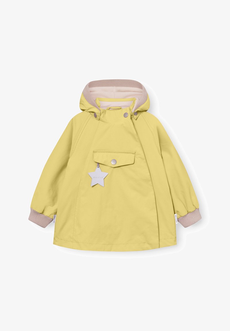 Rumena otroška dežni plašč s kapuco, z žepom na sponke in zvezdasto oznako spredaj, z rebrastimi manšetami in mehko notranjo podlogo.
