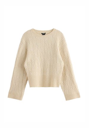 Maglione in maglia a trecce di colore crema, con maniche lunghe e polsini e orlo a coste, esposto piatto su uno sfondo bianco.
