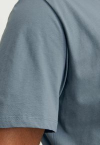 Jack & Jones JJELOGO - Triko s potiskem - goblin blue