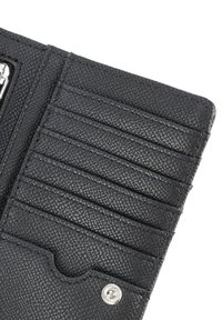 Zwarte leren portemonnee met een geperforeerde textuur, meerdere kaartsleeven, een vak en een zilveren drukknoopsluiting.