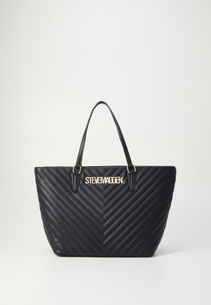 Borsa tote nera trapuntata con motivo a zig-zag, dotata di hardware dorato con logo e doppi manici in pelle. Texture liscia e ampia apertura.