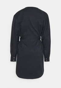 Schwarzes Kleid mit dezentem Muster, langen Ärmeln, schmaler Taille und geknöpften Manschetten; glatte Textur und runder Saum.