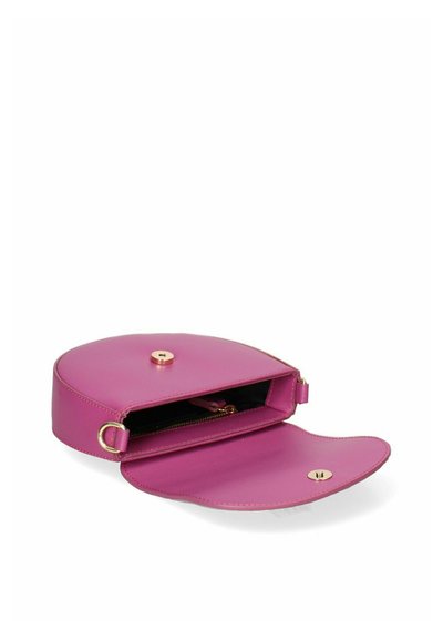 Borsa a mano in pelle fucsia con forma arrotondata, dotata di chiusura a scatto dorata e tasca interna con zip. Texture liscia e design minimale.