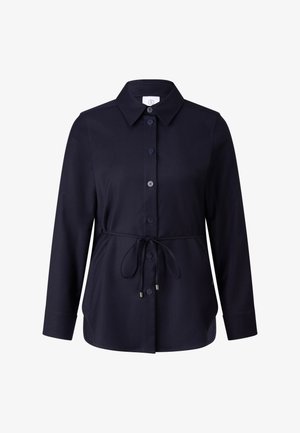Granatowa koszula z guzikami, z kołnierzykiem, długimi rękawami i kością ściągającą w talii. Posiada zaokrąglony dół i dopasowane akcenty guzikowe.