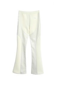 Pantalones deportivos blancos acampanados, fabricados con un tejido elástico y paneles en tonos similares con un acabado suave. Presentan una etiqueta de logo en la parte central de la parte posterior.