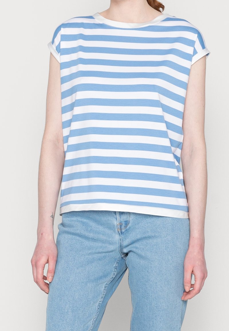 Top de manga corta a rayas azul y blanca con escote redondo, hecho de tejido suave; ajuste casual, combinado con jeans de un azul claro.