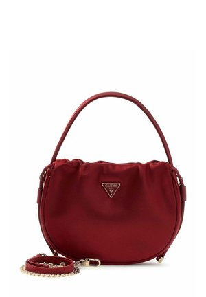 Sac à main en satin rouge avec un corps arrondi, un haut froncé et une bandoulière. Il présente un logo triangulaire argenté et une sangle amovible ornée de chaînes.