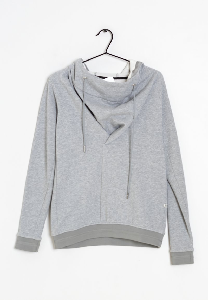Sweat à capuche gris clair à manches longues avec cordons, poignets et ourlet côtelés, suspendu sur un cintre noir sur fond blanc.