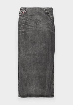 Grauer Denim-Midi-Rock mit vertikalen Nadelstreifen, hoher Taillenbund, Fünf-Taschen-Design und einem sauberen Saum.