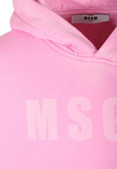 Felpa rosa realizzata in morbido tessuto, con una tasca a marsupio frontale e il nome del marchio "MSGM KIDS" in evidenza con lettere bianche.