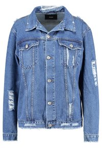 Sininen farkkutakki klassisella kauluksella, etutaskuilla, kulutetuilla yksityiskohdilla ja hopeanvärisillä nappulalla. Pitkät hihat, joissa on purjehtimiset reunat.