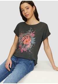 T-shirt à manches courtes gris foncé avec un design graphique floral coloré aux accents roses, orange et bleus. Texture en coton douce.