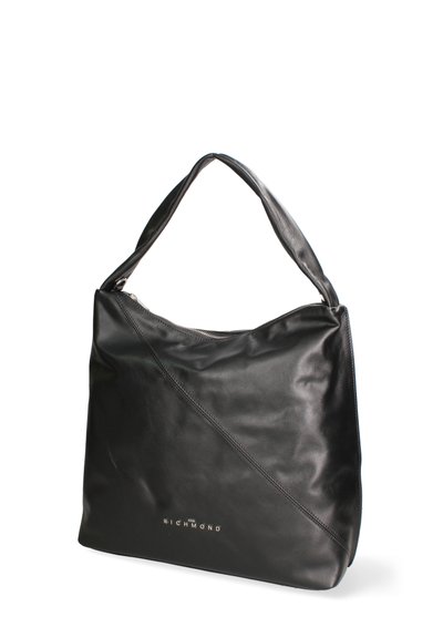Sac à épaule en cuir noir avec un design de couture en biais, fermeture éclair et texture lisse. Présente un détail logo subtil sur le devant.