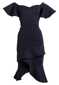 Mörkblå axelbandslös klänning med fjäderlätt ärm, figursydd liv och asymmetrisk volangsläpp. Tillverkad av strukturerad textil.