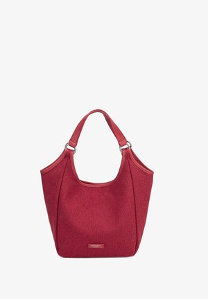 Rote Stofftragetasche mit breiten Griffen, die an Metallringen befestigt sind, und einem kleinen rechteckigen Markenetikett auf der Vorderseite.