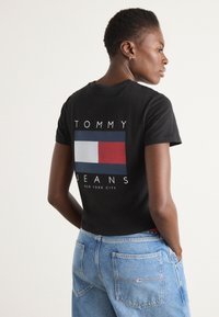 Tommy Jeans US FLAG TEE - T-shirt med print - black