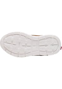 Sneaker-Sohle aus weißem Gummi mit detailliertem Traktionsmuster. Oben in Braun, mit einem roten Tab. Das Design wirkt leicht und sportlich.