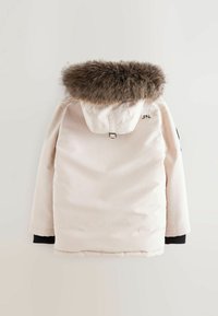 Gaišs beidzamās ziemas mētelis ar kažokādas apdari uz kapuces, ribotām melnām aprocēm un "Super Dry JPN" logotipu augšējā labajā pusē.