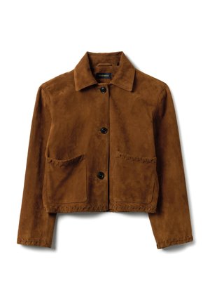 Chaqueta corta de ante marrón con cuello, tres botones negros, dos bolsillos parche delanteros y detalles de puntada de látigo en los bordes.