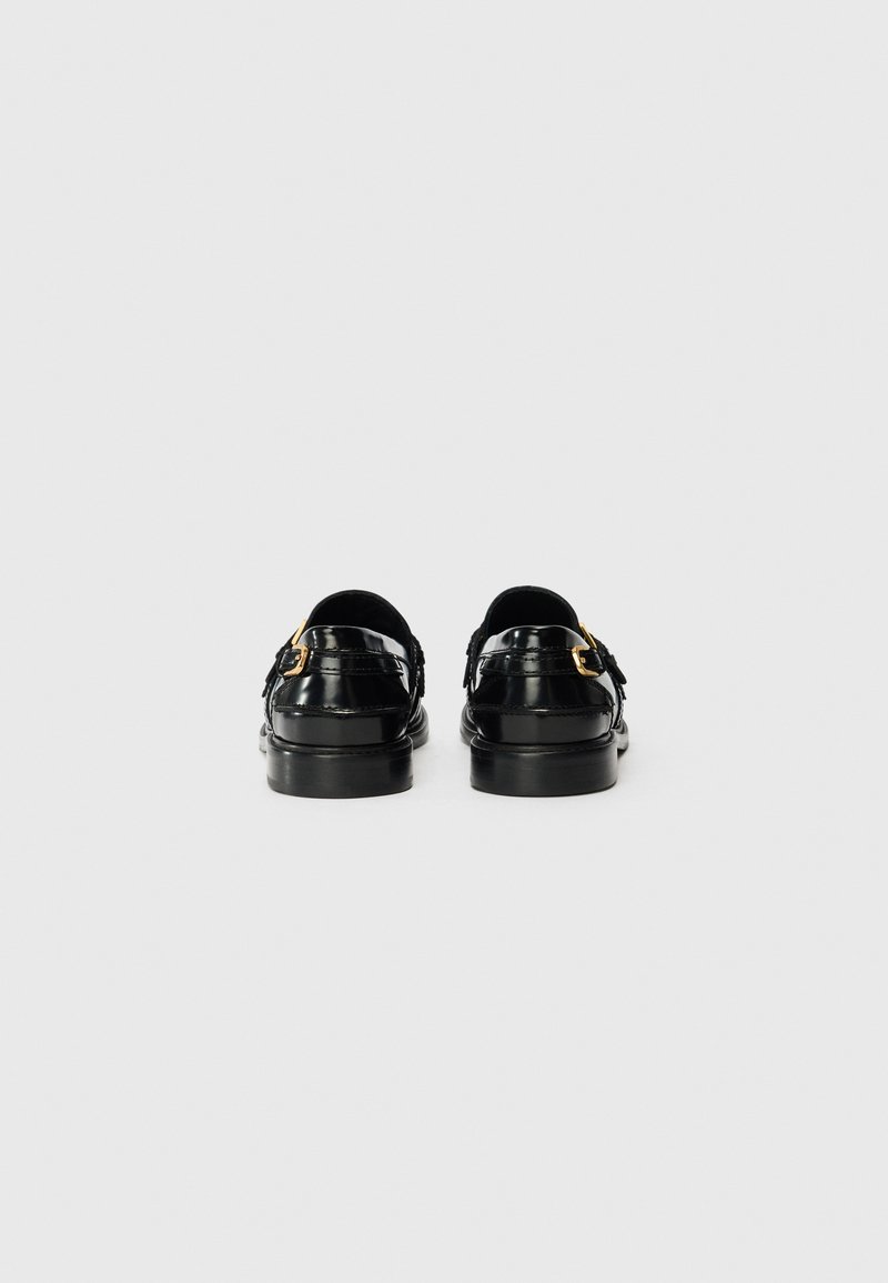 Zwarte patenten leren schoenen met een slank ontwerp. Heeft een lage hak, een open achterkant en goudkleurige accenten op de banden.