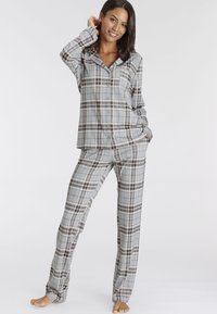 Completo pigiama a quadri grigi caratterizzato da una camicia con bottoni, colletto e maniche lunghe, abbinato a pantaloni larghi coordinati.
