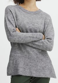 Grau gestrickter Pullover mit einem gerippten Muster am Saum und an den Ärmeln, ausgestattet mit einem weiten Ausschnitt und leicht verlängertem Rücken. Weiches, wärmendes Material.