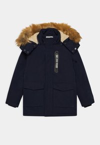 Marinblå parka med fuskpälskantad huva, framdragkedja och två stora fickor med lock. Har en texturerad patch på bröstet för extra detalj.