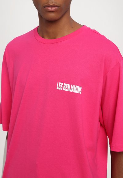 Les Benjamins SHORT SLEEVE TEE UNISEX - Μπλουζάκι με στάμπα - punky pink