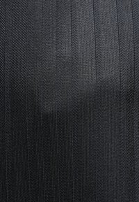 Μαύρο υφασμάτινο ύφασμα με κάθετο ριμπή σχέδιο, λεία υφή και πυκνή ύφανση με ματ φινίρισμα.