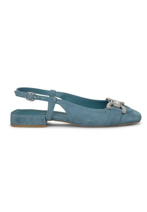 Chaussure plate slingback en suède bleu aqua avec un bout pointu, une sangle ajustable et un ornement en argent texturé à l'avant.