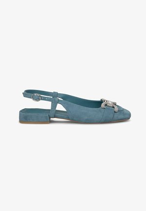 Aqua blauwe suède slingback ballerina met een spitse neus, verstelbare band en een gestructureerde zilveren ornament aan de voorkant.