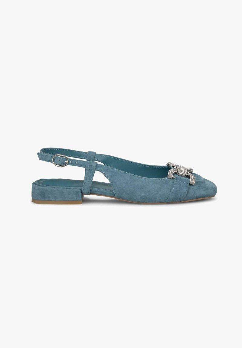 Akwamarynowe zamszowe baleriny typu slingback z wydłużonym noskiem, regulowanym paskiem i teksturowaną srebrną ozdobą na przodzie.