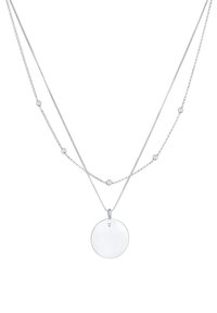 Zilveren ketting met twee gelaagde kettingen. De ene ketting is glad, de andere heeft ronde accenten. Een ronde hanger rust in het midden.