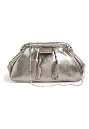 Petit sac pochette métallique argenté avec des plis doux et une fine chaîne argentée sur fond blanc.